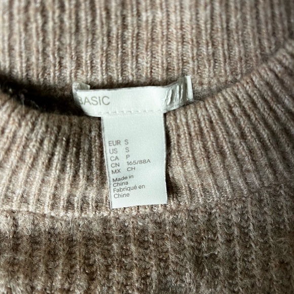 H&M Oversized Mock-TurtleNeck Sweater; Soft Pink; Size: S - Picture 4 of 4